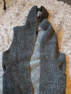 Love Tree Plush Sherpa Hooded Vest in Light Gray